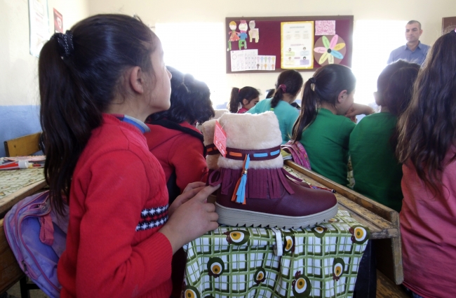 Çektiği fotoğrafla 10 bin öğrenciye kucak açtı